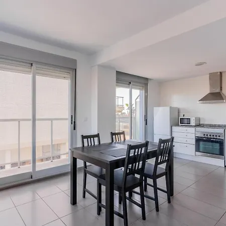 Modern Apartment: Moncofa Beachside Oasis 몬코파르